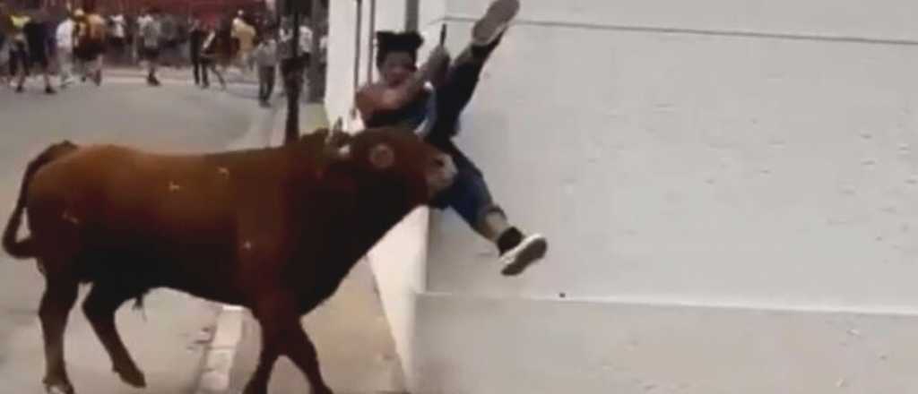 Video: una joven fue embestida por un toro mientras miraba el celular