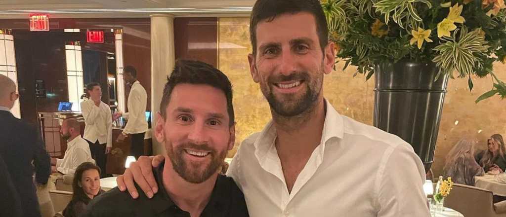 "Un fenómeno": Djokovic elogió a Messi y reveló de qué hablaron
