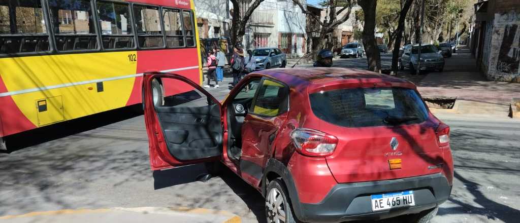 Aparatoso accidente en Ciudad con heridos leves