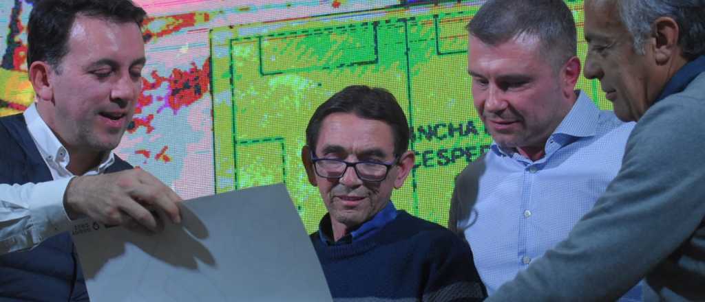 Godoy Cruz construir&aacute; la cancha de una liga que contiene a 1600 chicos