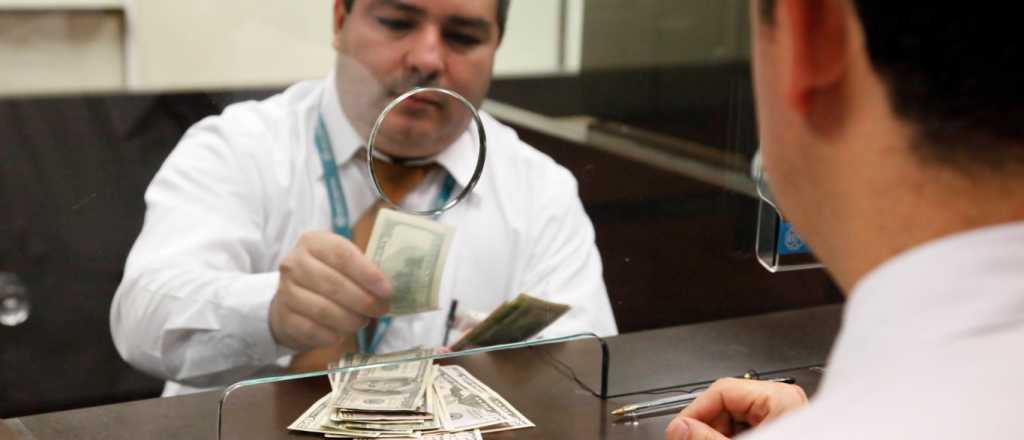 Dólar hoy: la divisa se vende en algunos bancos a $45