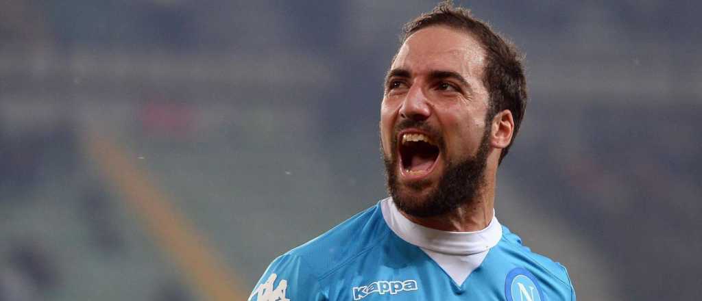 Los hinchas del N&aacute;poli, indignados con la traici&oacute;n de Higua&iacute;n