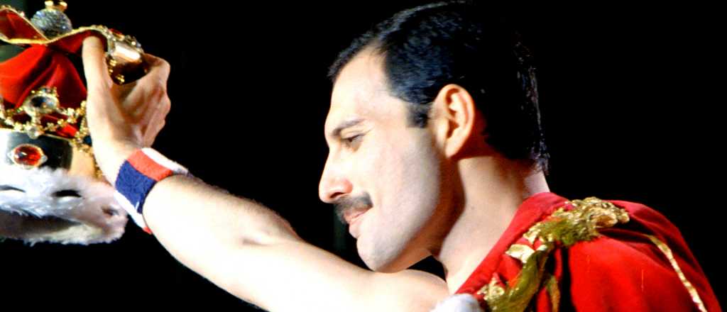 Video: "Freddie Mercury" salió a los balcones y deleitó a sus fans