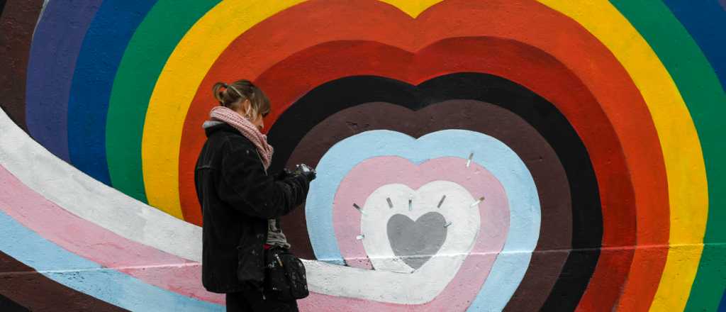 Batallar contra el odio: repararon el mural LGBT que había sido vandalizado