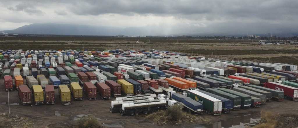 Fotos: la enorme fila de 9 mil camiones que esperan para cruzar el Paso 