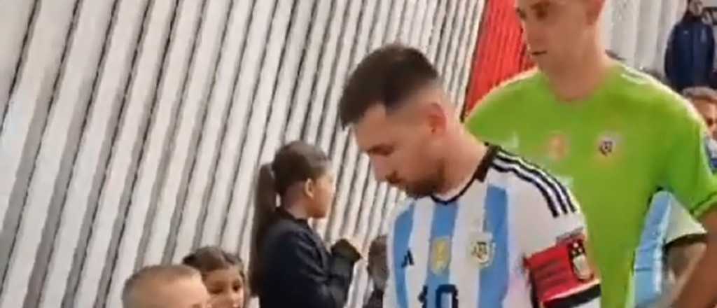 Un ni&ntilde;o le regal&oacute; figuritas a Messi y el Dibu tuvo un precioso gesto