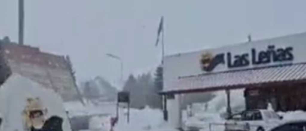 Video: as&iacute; nieva en Las Le&ntilde;as este domingo