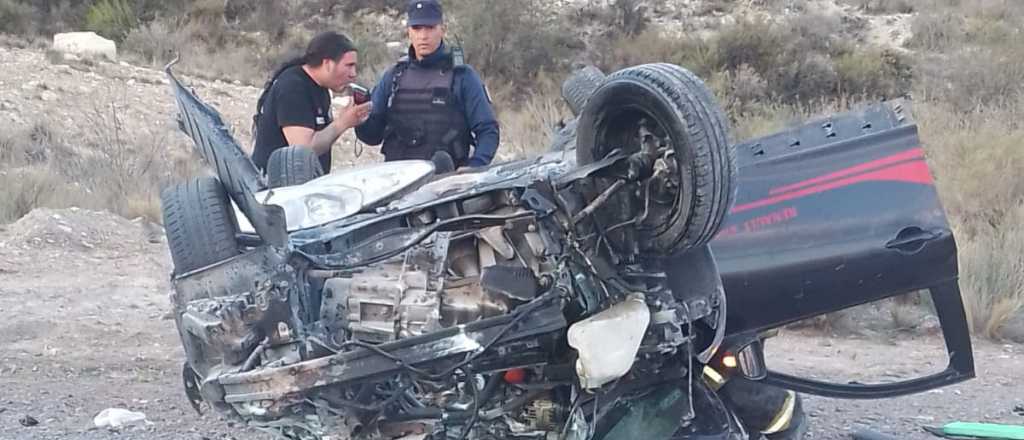 Un auto con cuatro personas a bordo volcó en la ruta 7, en Luján de Cuyo