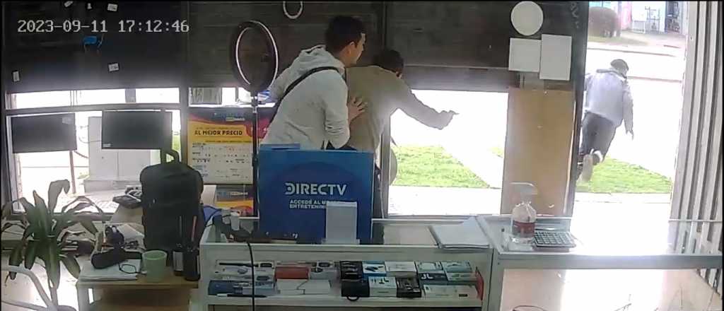 Video: un comerciante le quit&oacute; el arma a un ladr&oacute;n y lo sac&oacute; a los tiros