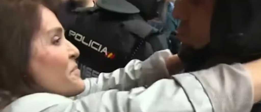 Video: as&iacute; fue el beso por el que un polic&iacute;a denunci&oacute; a una mujer por abuso