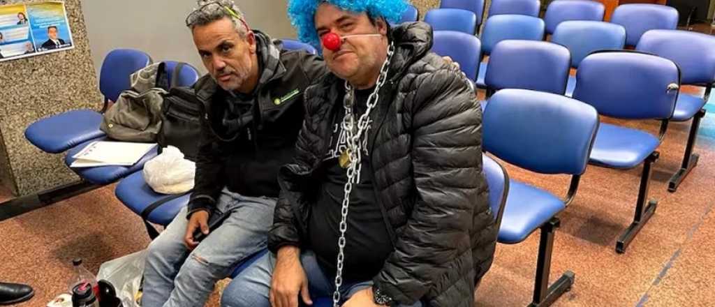 Un empresario se disfraz&oacute; y se encaden&oacute; porque no lo dejan importar