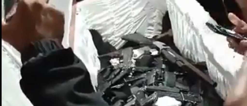 Velorio criminal en Ecuador: meten armas a su ata&uacute;d para despedirlo