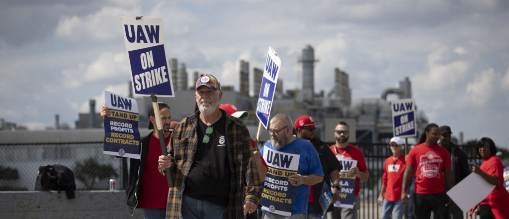 Unos 13.000 trabajadores de automotrices en huelga en Estados Unidos