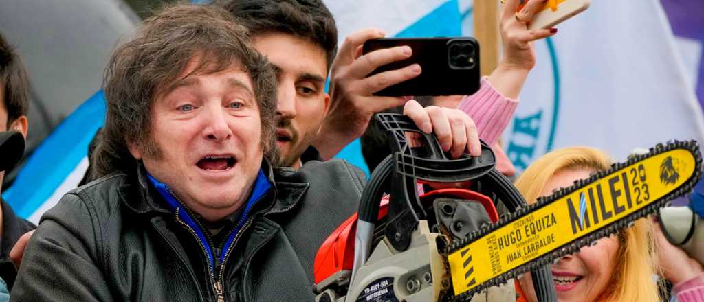 Milei sali&oacute; a la calle con una motosierra: "Tiembla la casta"