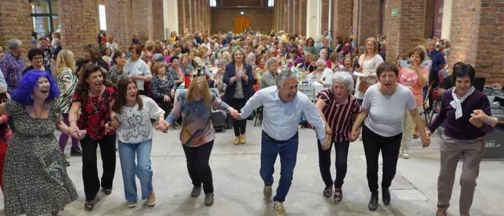 Cornejo bailó junto a más de mil personas en el festejo del adulto mayor