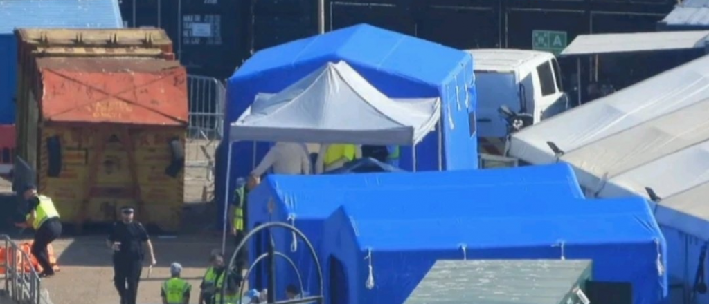 Alerta en Reino Unido: a&iacute;slan en carpas a migrantes por un contagioso virus