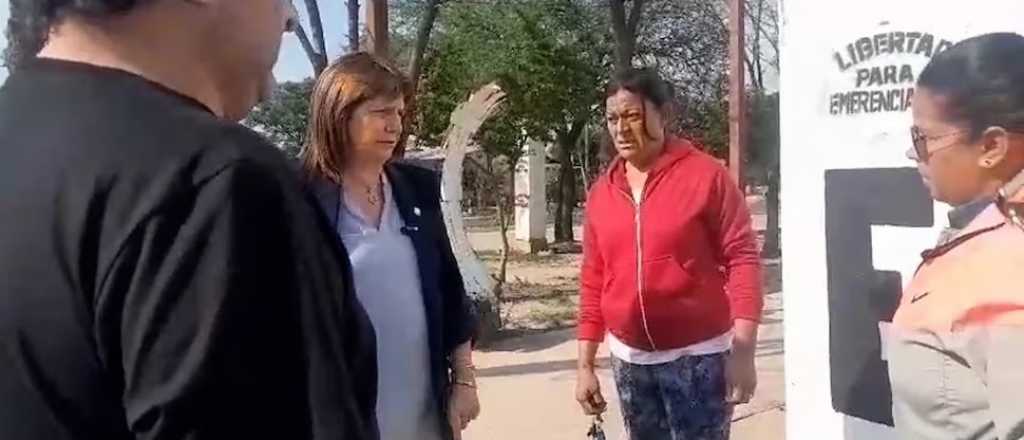  Patricia Bullrich fue al barrio de Emerenciano Sena en el Chaco y la echaron