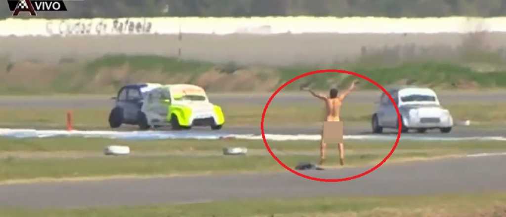 Video: se desnudó en medio de la pista en una carrera de autos