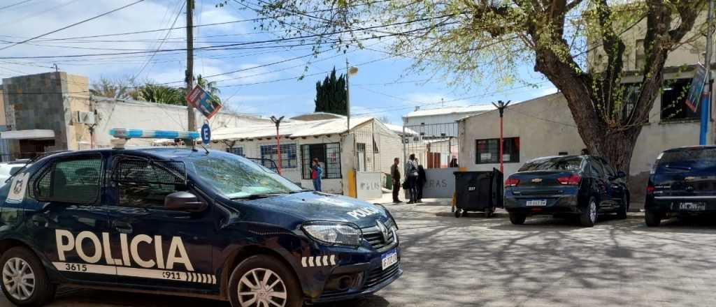 A los gritos, una mujer roció con nafta la Municipalidad de Las Heras