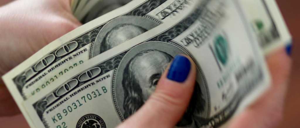 El dólar blue cerró en $1.000 en el primer día del gobierno de Milei
