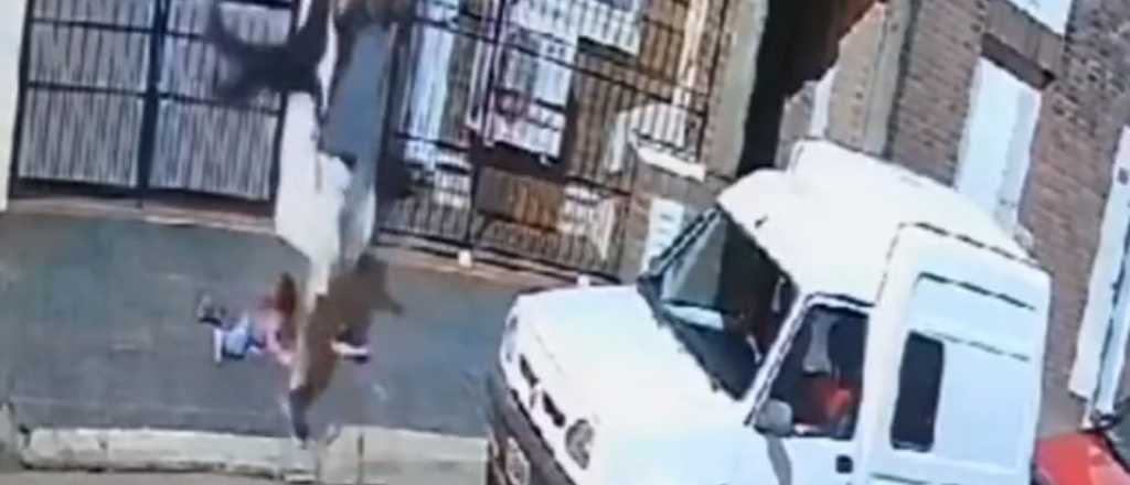Video: un hombre le dio una paliza a su perra porque hizo caer a su hija 