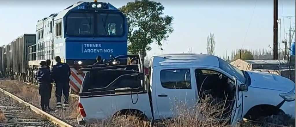 Se salvaron de milagro: un tren embisti&oacute; a una camioneta en Jun&iacute;n