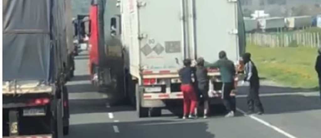 Video: así saquearon camiones que entraron a Chile por Mendoza
