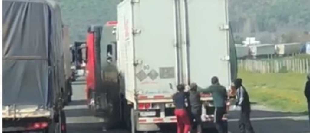 Video: así saquearon camiones que entraron a Chile por Mendoza