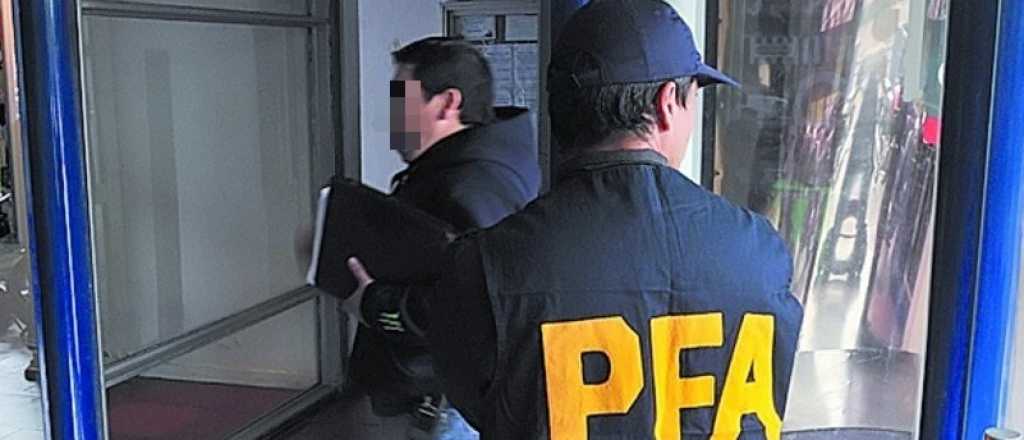 Ofrecen 4 millones por un periodista prófugo acusado de violar a un niño