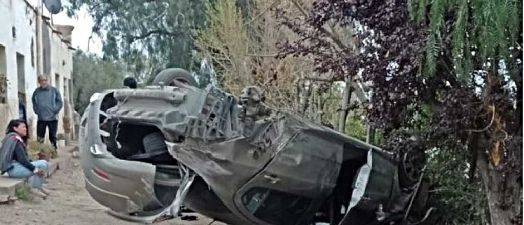 Chocó contra un árbol y volcó por esquivar a un perro en Rivadavia