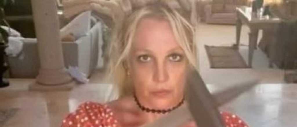 Video: Britney Spears, armada con cuchillos, asustó a todos