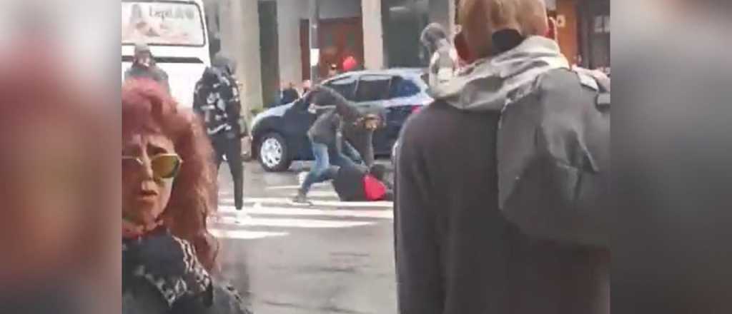 Video: un hombre apuñaló a otro en el medio de la calle