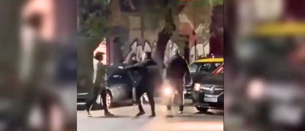 Video: pelea a las piñas de taxistas terminó con un herido