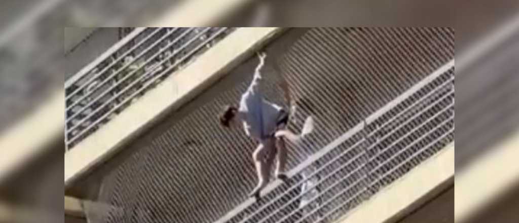 Video: un niño de 11 años fue rescatado cuando colgaba de un balcón