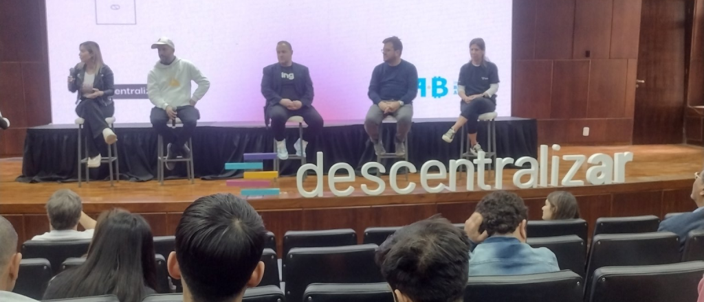 &iquest;Dinero o bitcoins? &iquest;Bancos o criptobilleteras? El debate en DescentralizAR