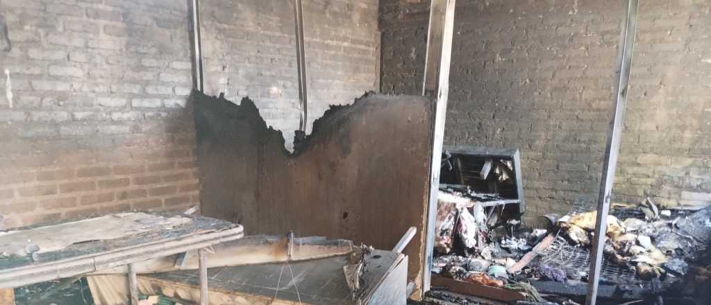 Una mujer perdió su casa en un incendio y acusa a su ex pareja en Las Heras