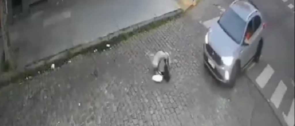 Video: buscan al conductor que atropelló a una enfermera y escapó