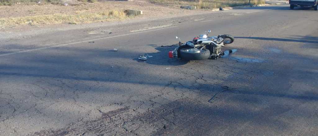 Insólito: un motociclista se llevó puesta una linga de remolque en San Rafael