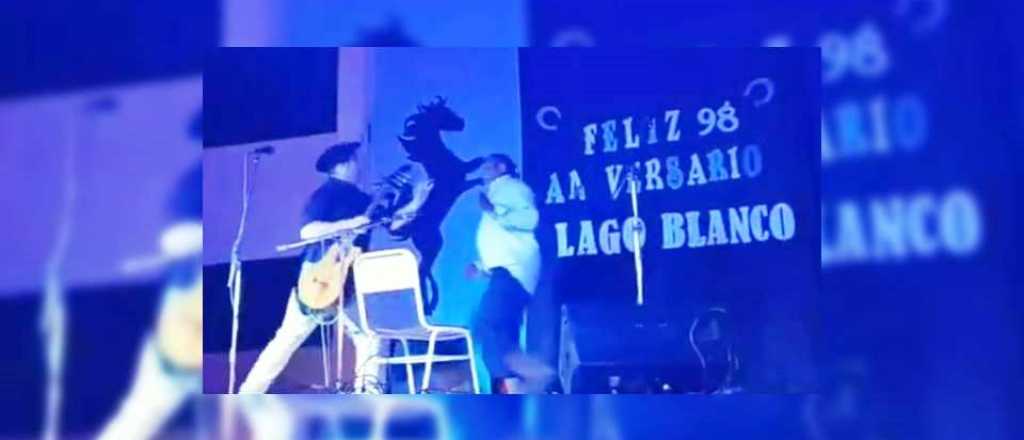 Video: borracho subi&oacute; al escenario a golpear a los m&uacute;sicos