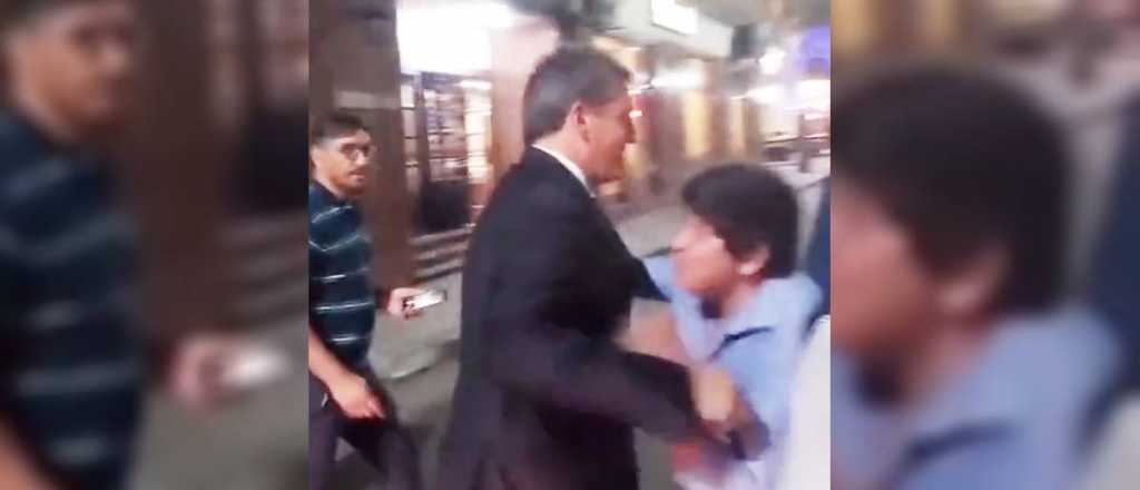 Video: la extra&ntilde;a pi&ntilde;a de Massa a un hombre que quiso saludarlo