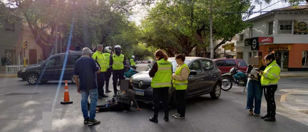 Accidente en pleno centro: un auto atropelló a una mujer