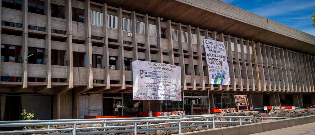 La Facultad de Ciencias Políticas suspendió a denunciados por acoso