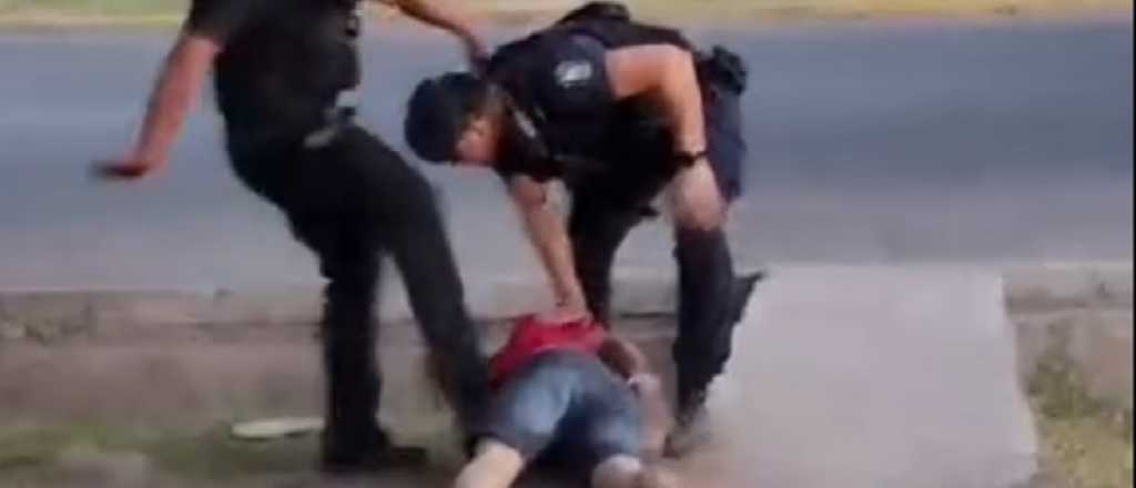 Video: investigan a policías de Mendoza por patear a un joven en el piso