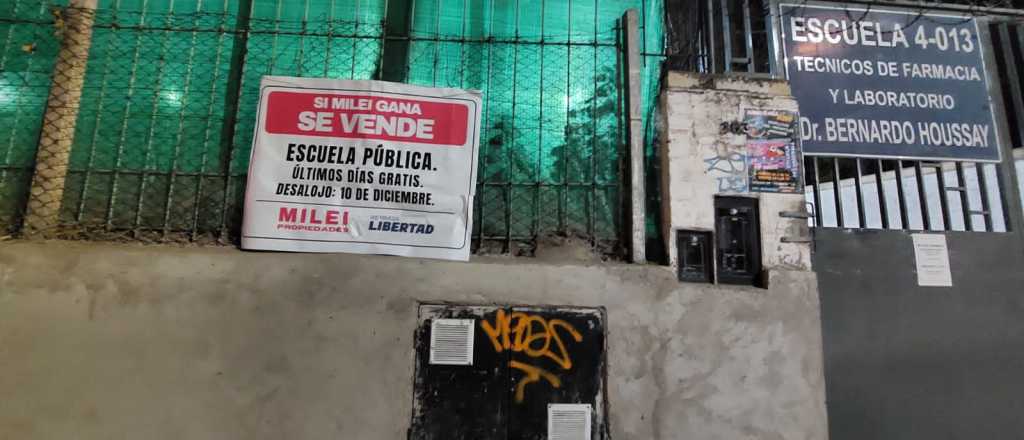 Estudiantes secundarios de Mendoza colgaron carteles contra Milei