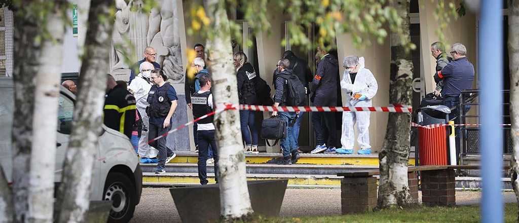Al grito de "Alá es grande" un joven mató a un profesor en una escuela en Francia