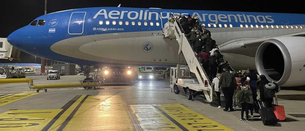 Parti&oacute; a Ezeiza el primer vuelo con argentinos que estaban en Israel