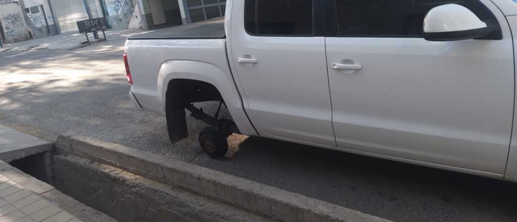 Video: as&iacute; rompen rejas y roban ruedas en Godoy Cruz 