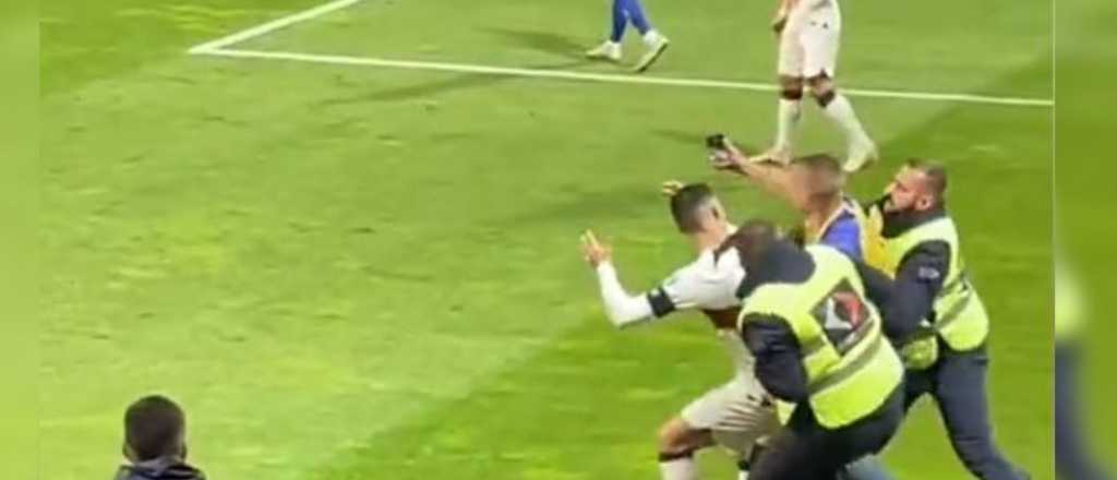 Video: un hincha casi lesiona a Cristiano Ronaldo por sacarse una foto