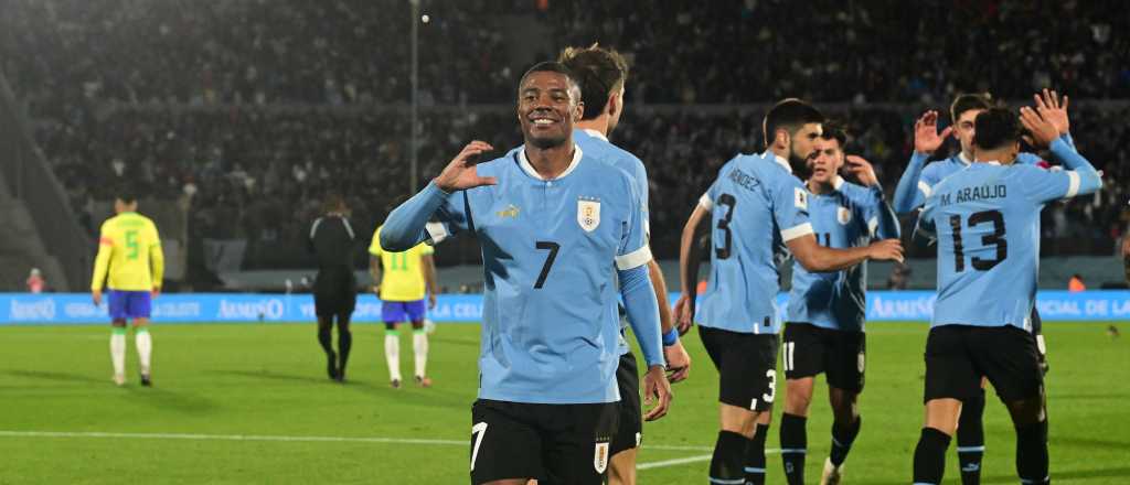 Uruguay dio el golpe, venció a Brasil y es escolta