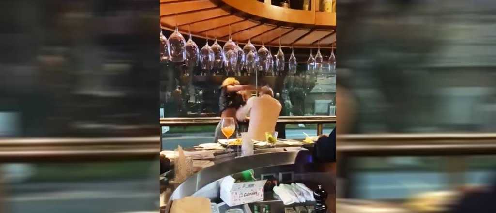 Locura en un rest&oacute;: una mujer atac&oacute; a su ex que cenaba con nueva pareja
